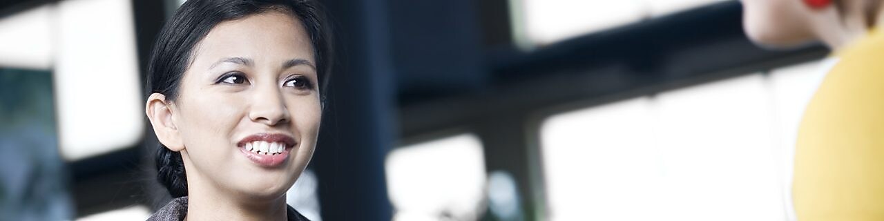 人力资源代表正与员工谈话