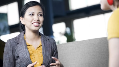 人力资源代表正与员工谈话