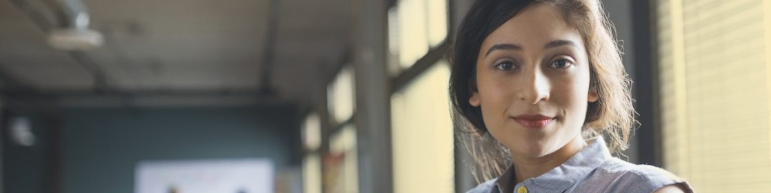 自信的女企业家在办公室中的照片