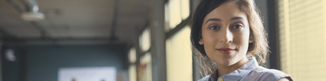 自信的女企业家在办公室中的照片