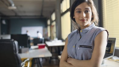 自信的女企业家在办公室中的照片