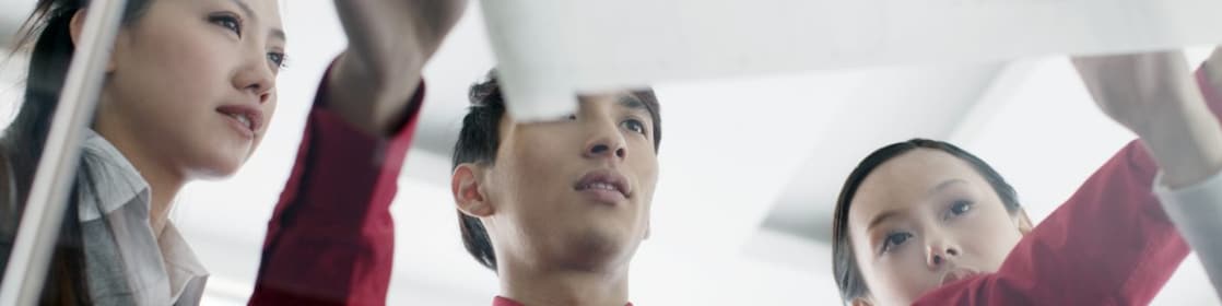 向同事演示蓝图的男士