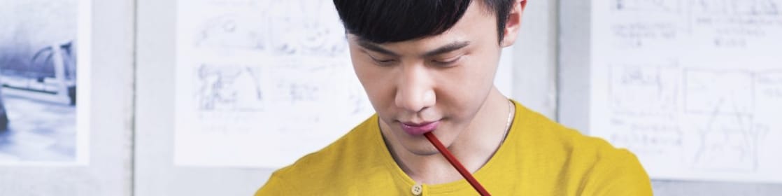 在办公室工作的年轻人