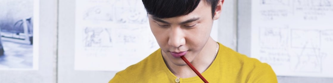 在办公室工作的年轻人