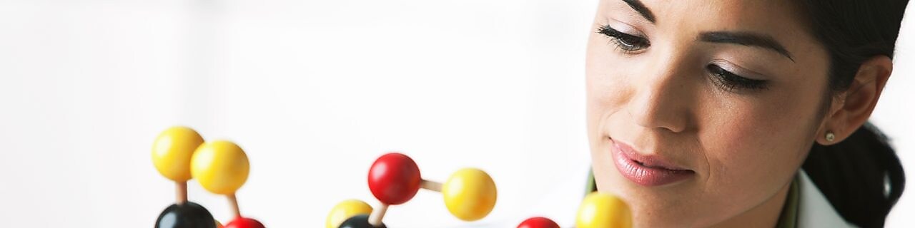 正在观看分子模型的科学家