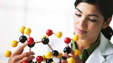 正在观看分子模型的科学家