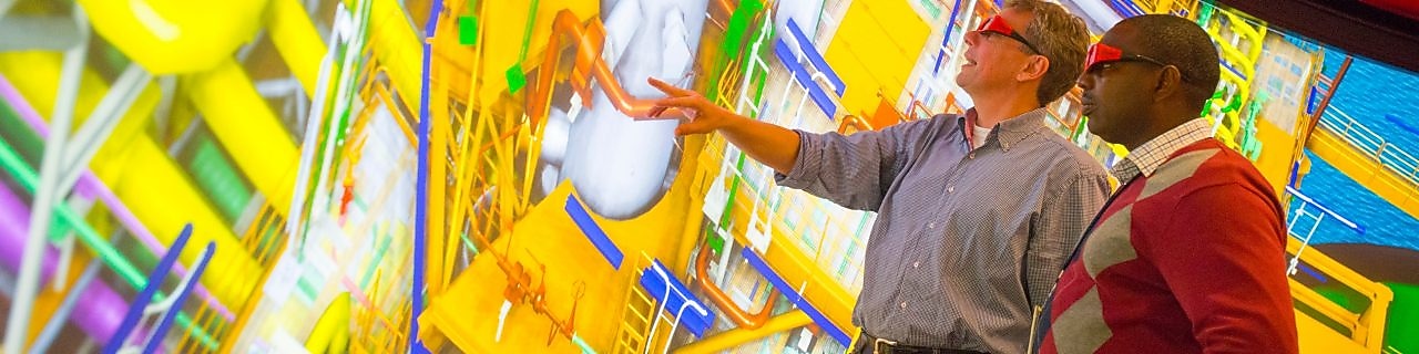 两名男子使用 3D 眼睛观看大屏幕