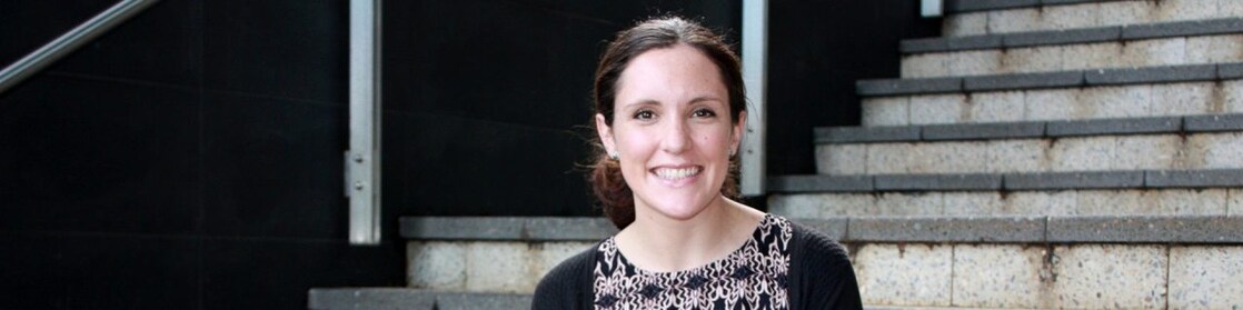 Siobhan Kelly 在一段水泥楼梯前微笑