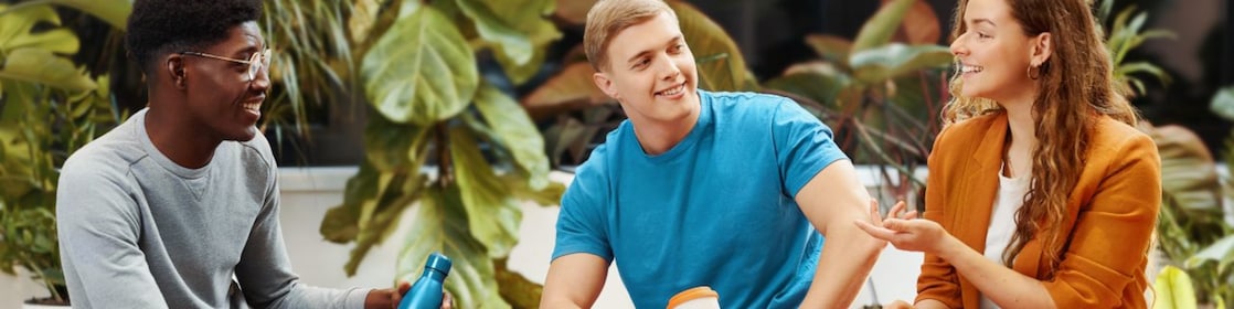 在白板前面微笑的亚裔女企业家的特写