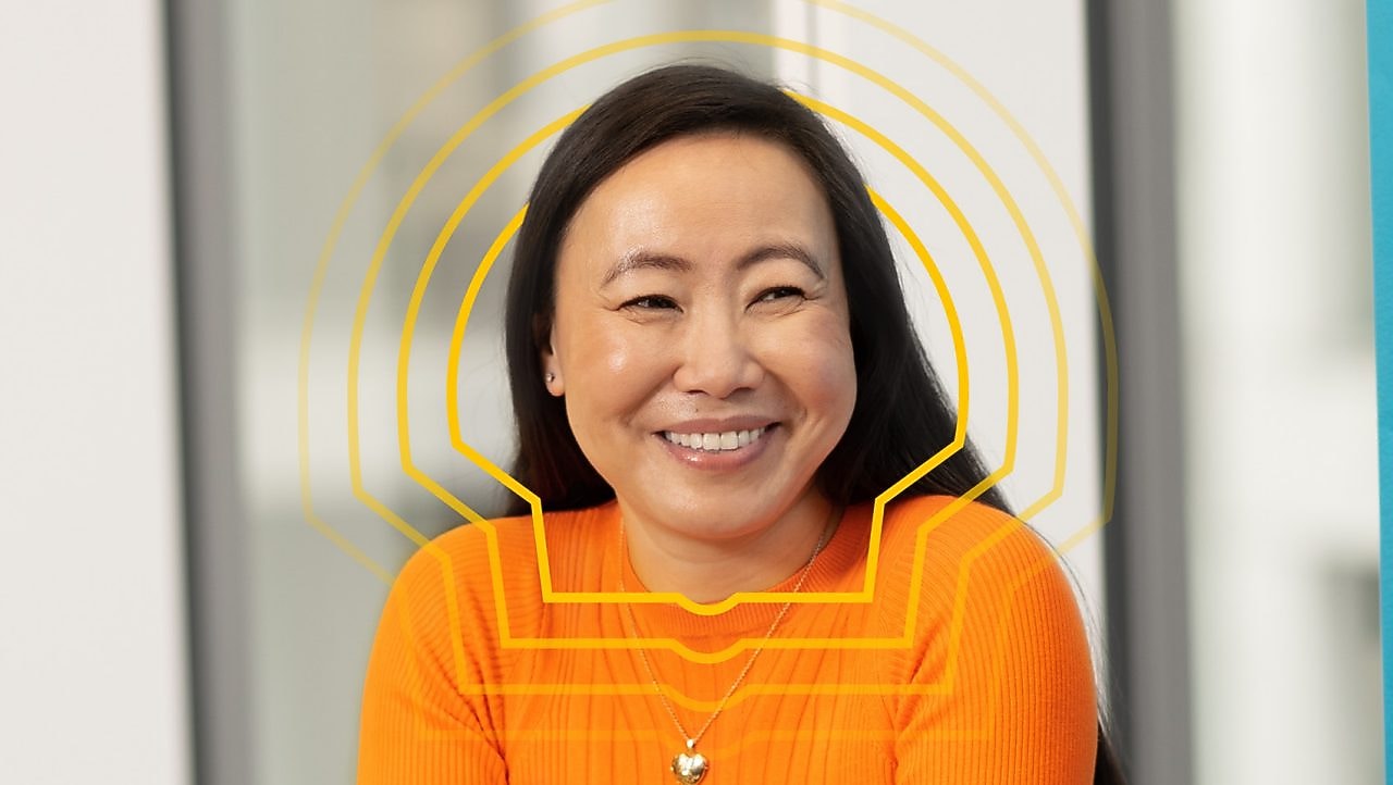 微笑的壳牌女性员工