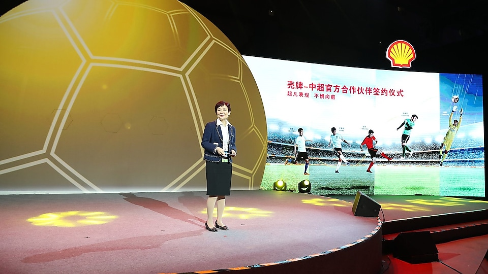 Ms. Chen Cuiwei, President of China Retail Business, delivered a speech on the stage