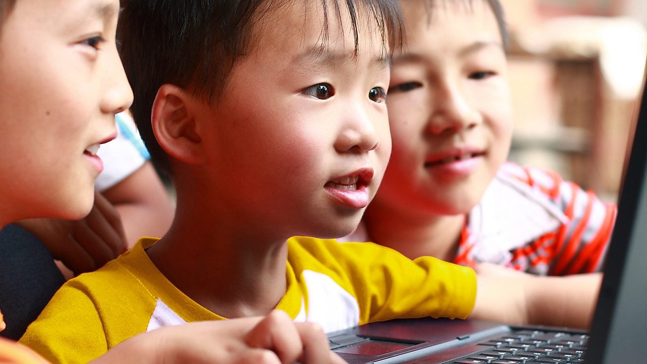 children using laptop