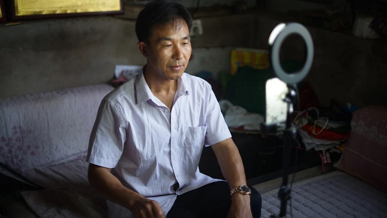 李俊星通过免费直播，给乡亲们培训农技知识和经营思路