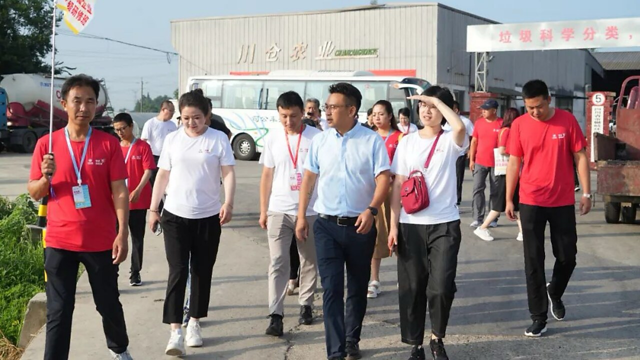 钟林岑带领第四期创志道学员参观自家企业