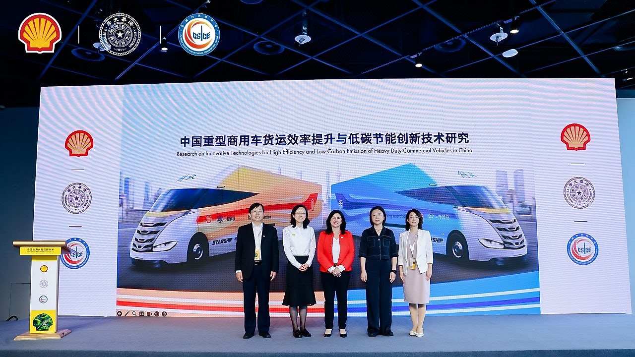 报告发布环节嘉宾合照