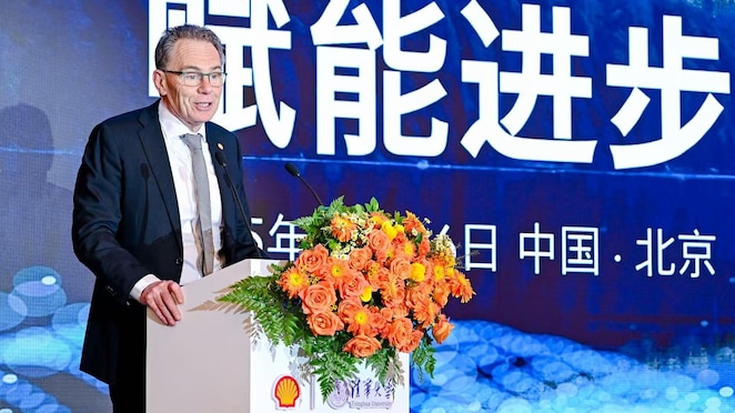 图注：壳牌集团董事长安德鲁•麦肯齐爵士 （Sir Andrew Mackenzie）现场发言