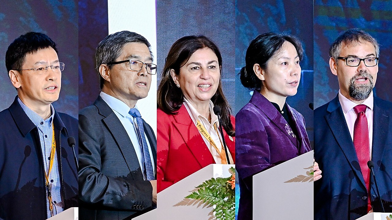 图注：5位主旨演讲嘉宾 （左起）许召元、欧阳明高、Selda Gunsel、周丽波、Laszlo Varro