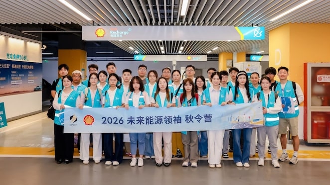 参赛学生团队参观壳牌充电站