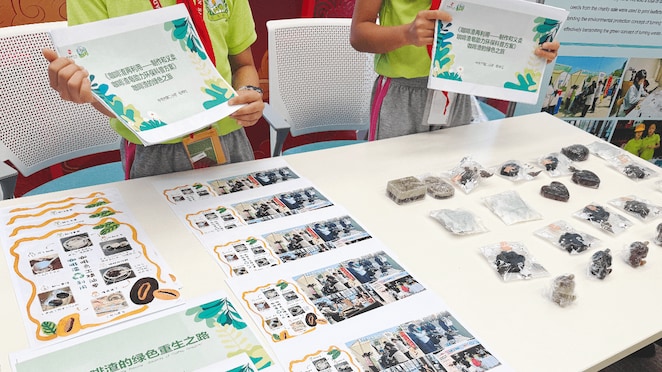 学生展示用废弃咖啡渣制作成的手工皂