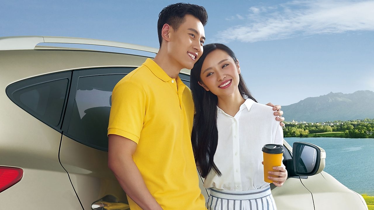 年轻夫妇在壳牌加油站附近合影