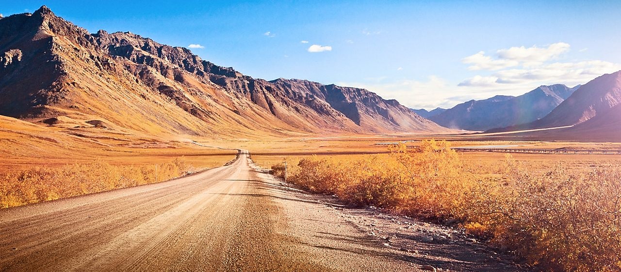 包围在崇山峻岭之中的空旷土路