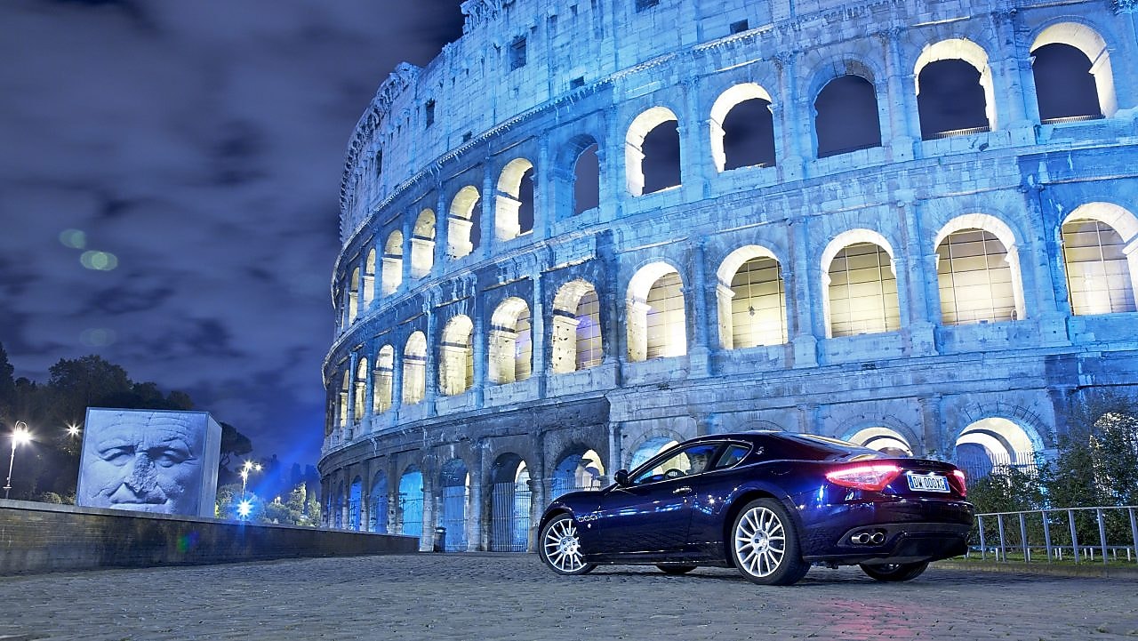 深夜的罗马圆形大剧场前停靠的黑色轿车