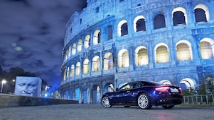 深夜的罗马圆形大剧场前停靠的黑色轿车