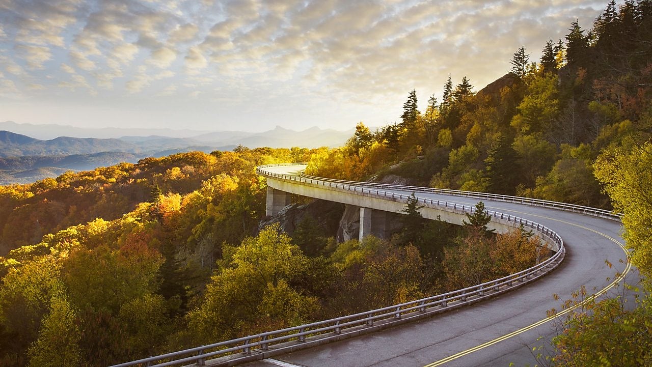 山间的公路斜坡
