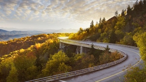 山间的公路斜坡