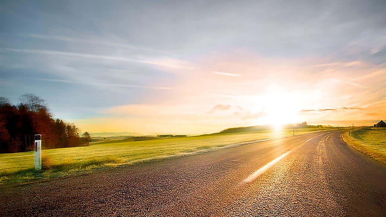 夕阳下的蜿蜒公路