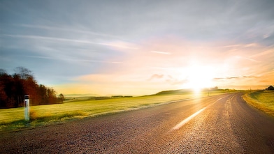 夕阳下的蜿蜒公路