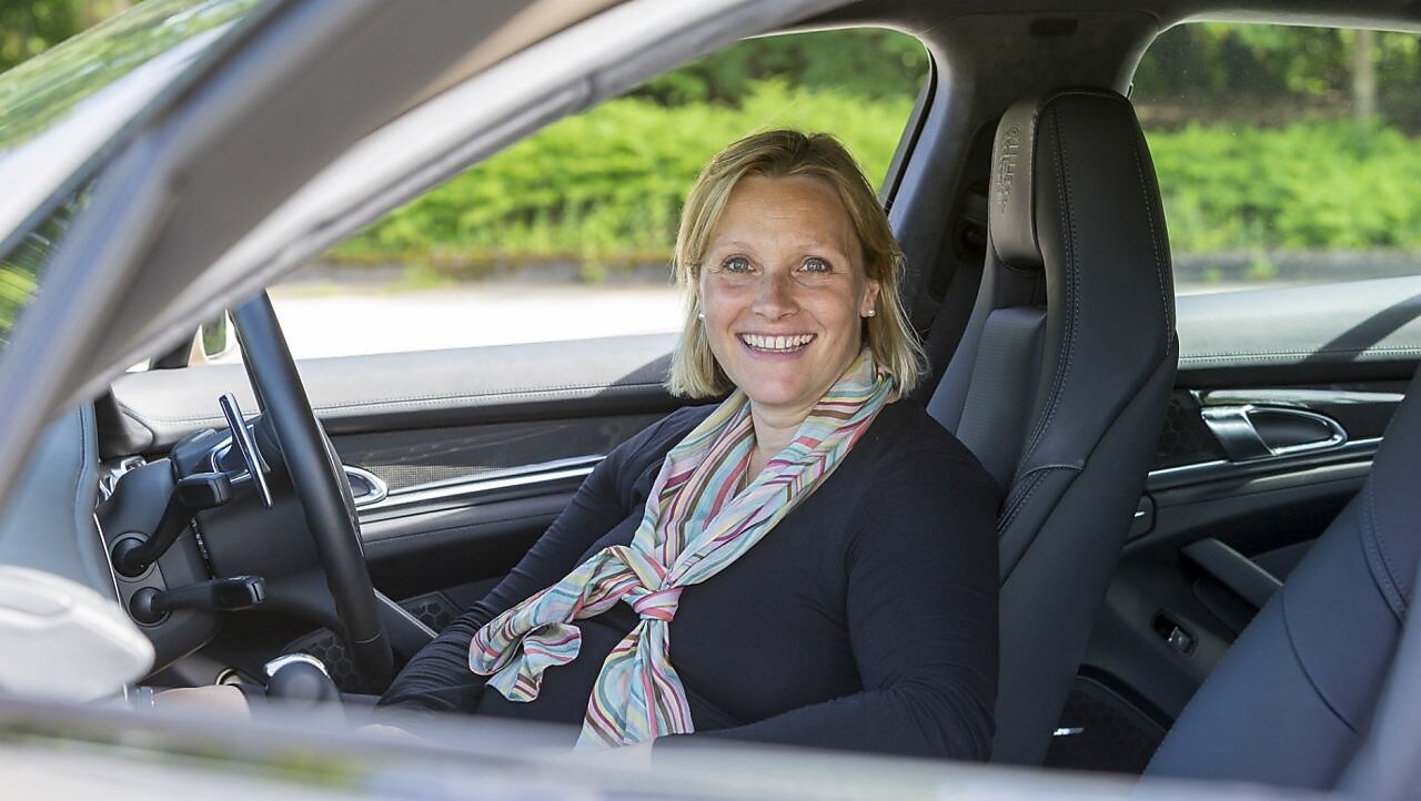 Vicky Butler-Henderson 坐在驾驶席上