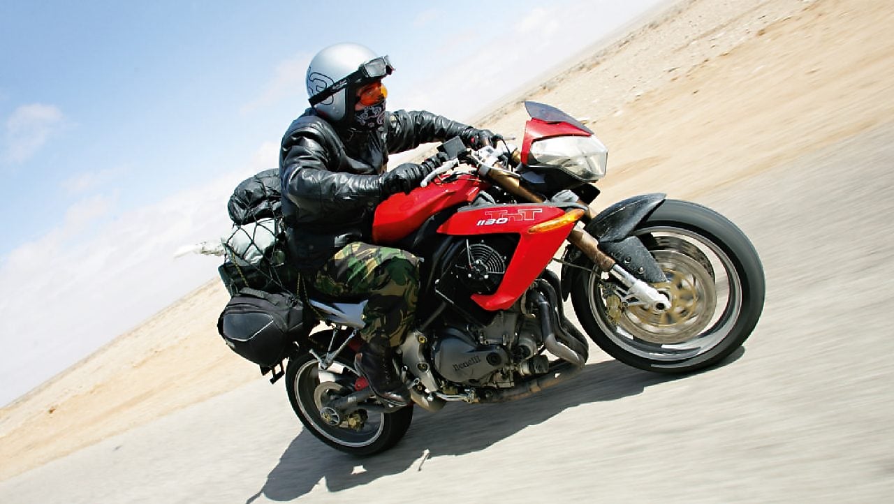 Gary Inman 驾驶摩托车穿越沙漠