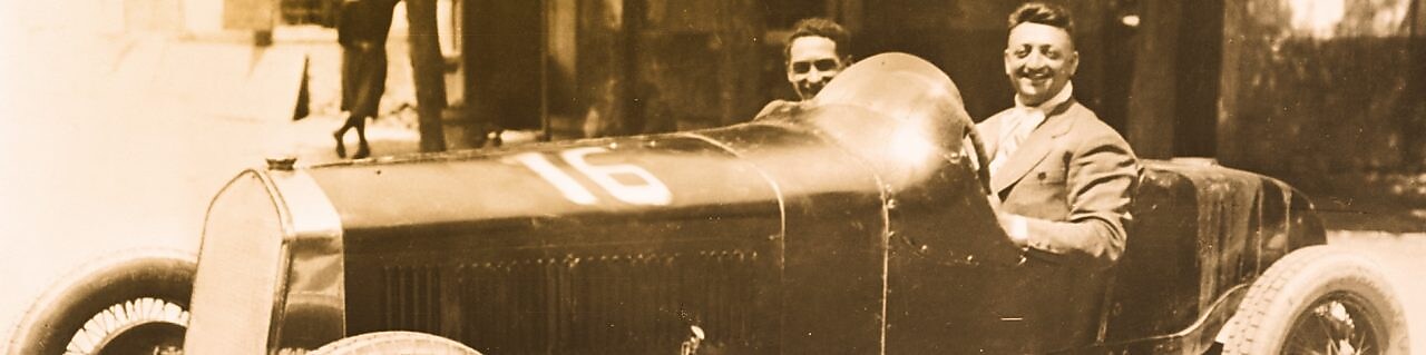 恩佐·法拉利坐在一辆首批生产的法拉利赛车中的黑白照片