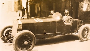 恩佐·法拉利坐在一辆首批生产的法拉利赛车中的黑白照片