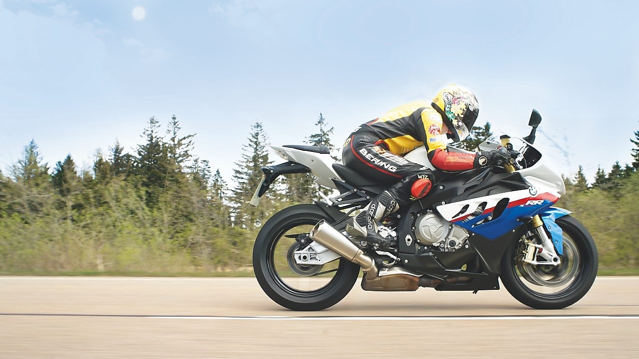 沿着公路竞跑的摩托车和车手