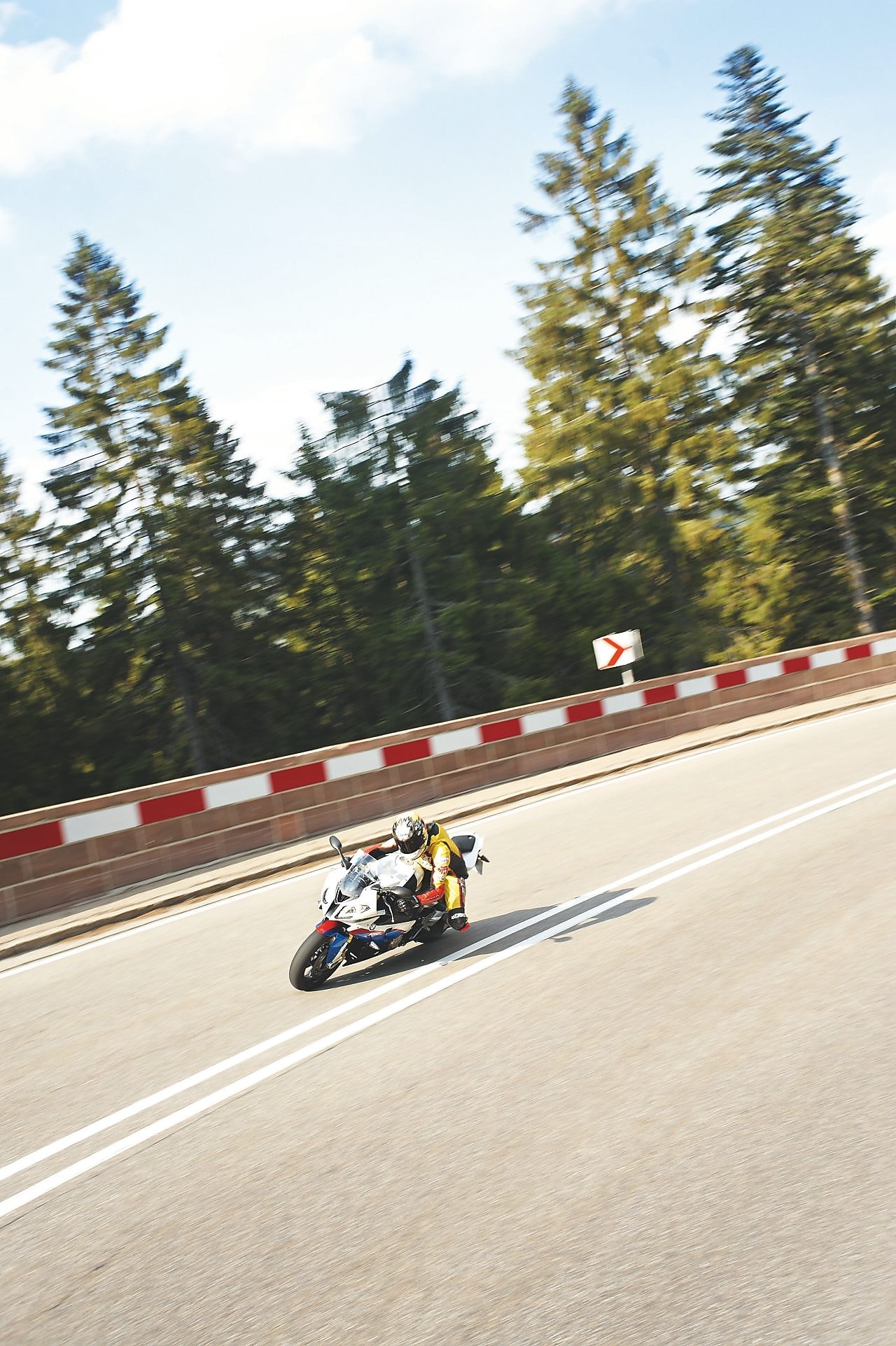 绕过赛道拐角的摩托车