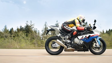 沿乡村公路驾驶摩托车的男子