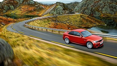 行驶在挪威公路上的红色轿车