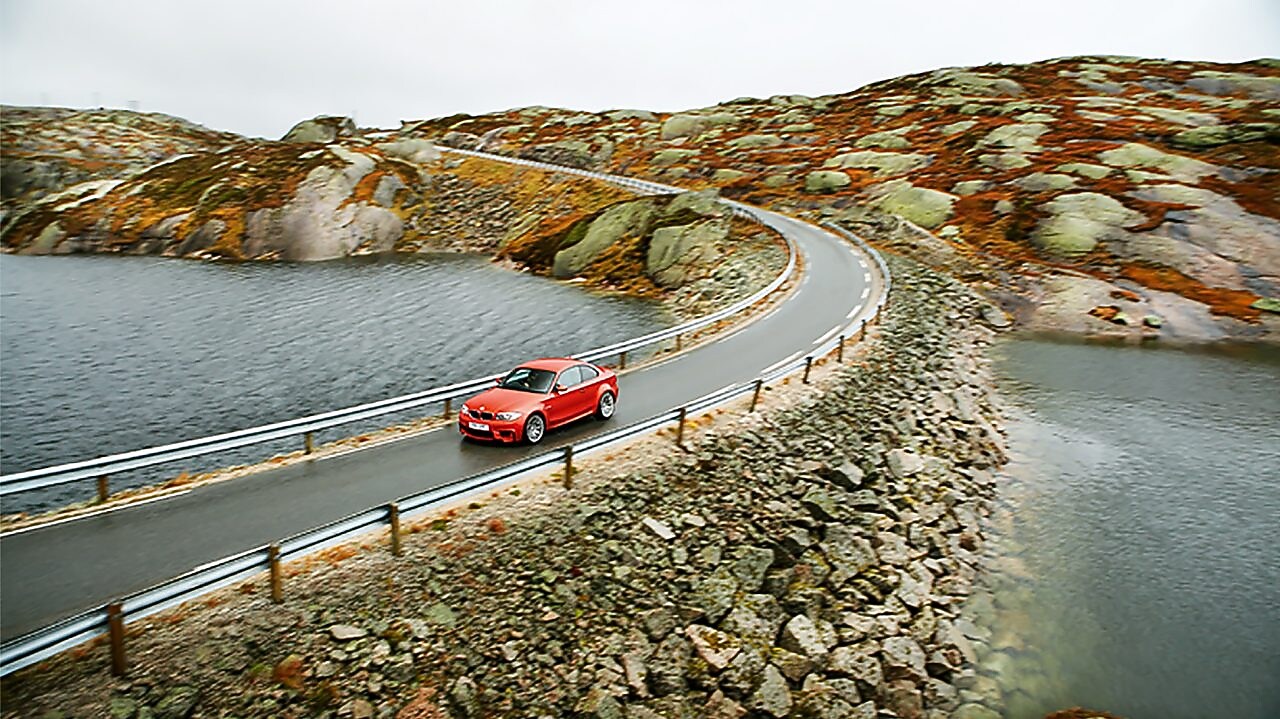 河畔公路上的红色轿车