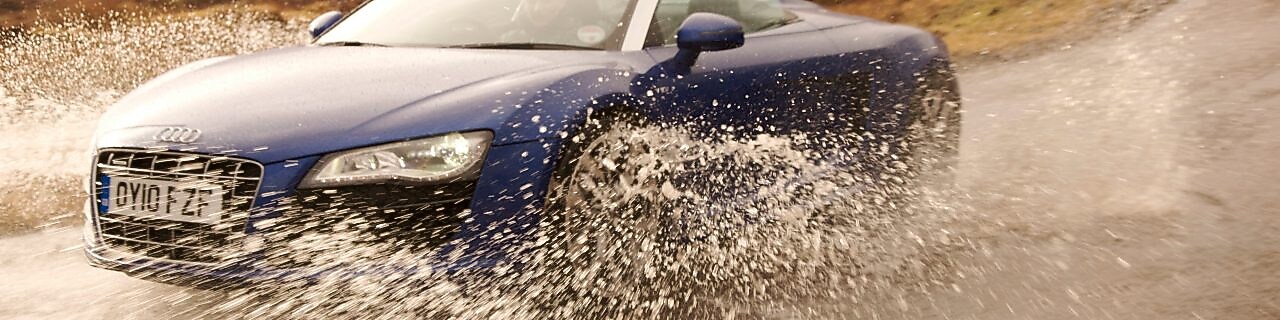 在乡间公路上涉水的汽车