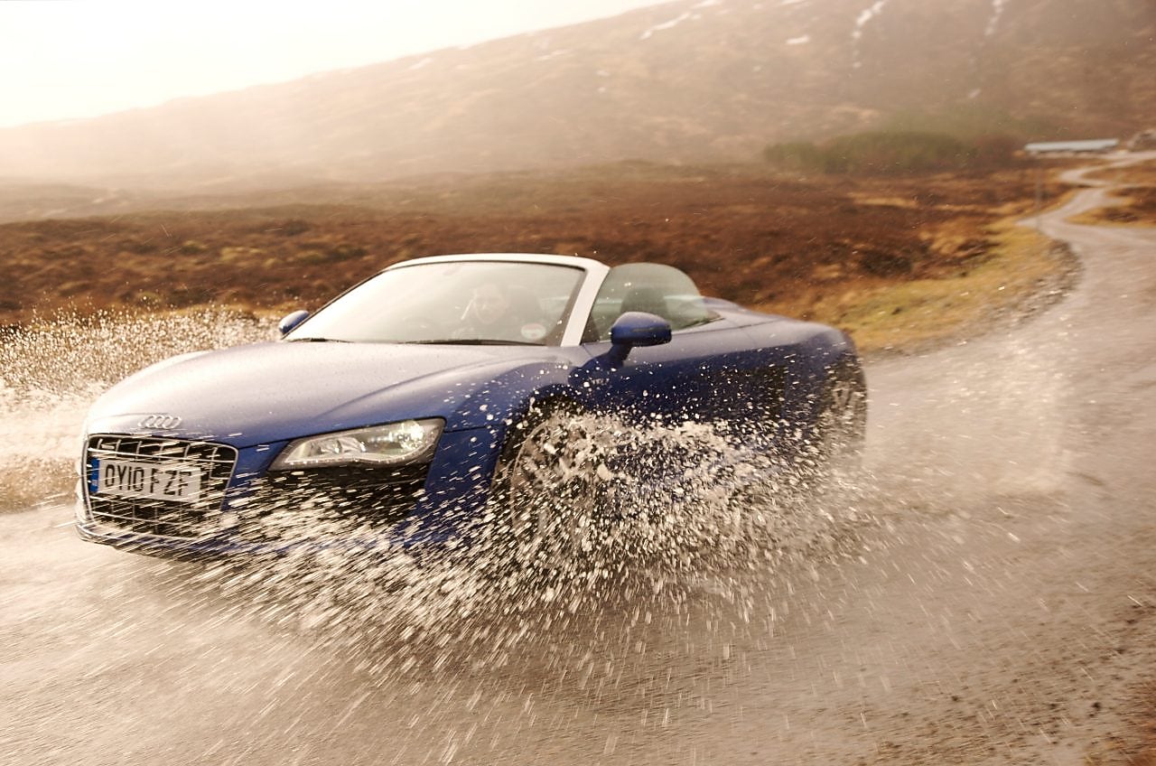 驾车穿越大片水洼的行路者