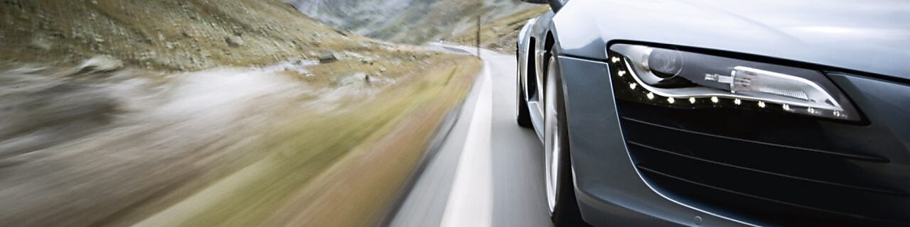 沿着盘山公路行使的汽车