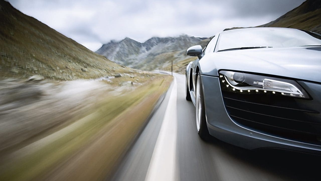 沿着盘山公路行使的汽车