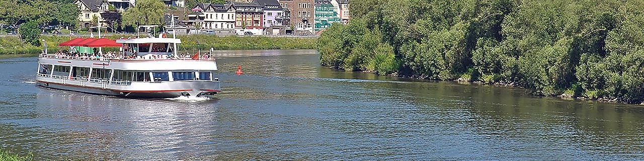 欧洲城市美丽风景环绕下的水中的小船