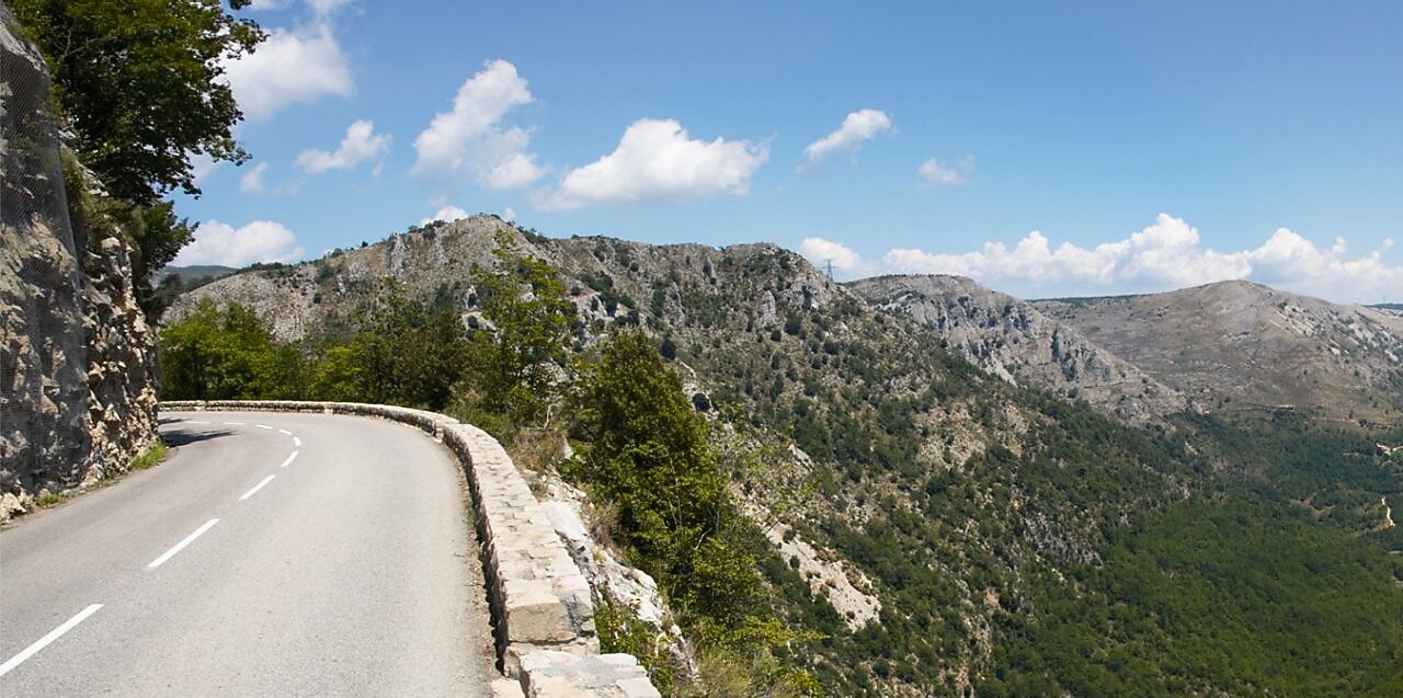 在美丽的大自然环绕下的山间道路