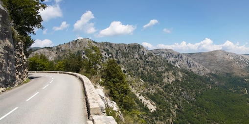 在美丽的大自然环绕下的山间道路