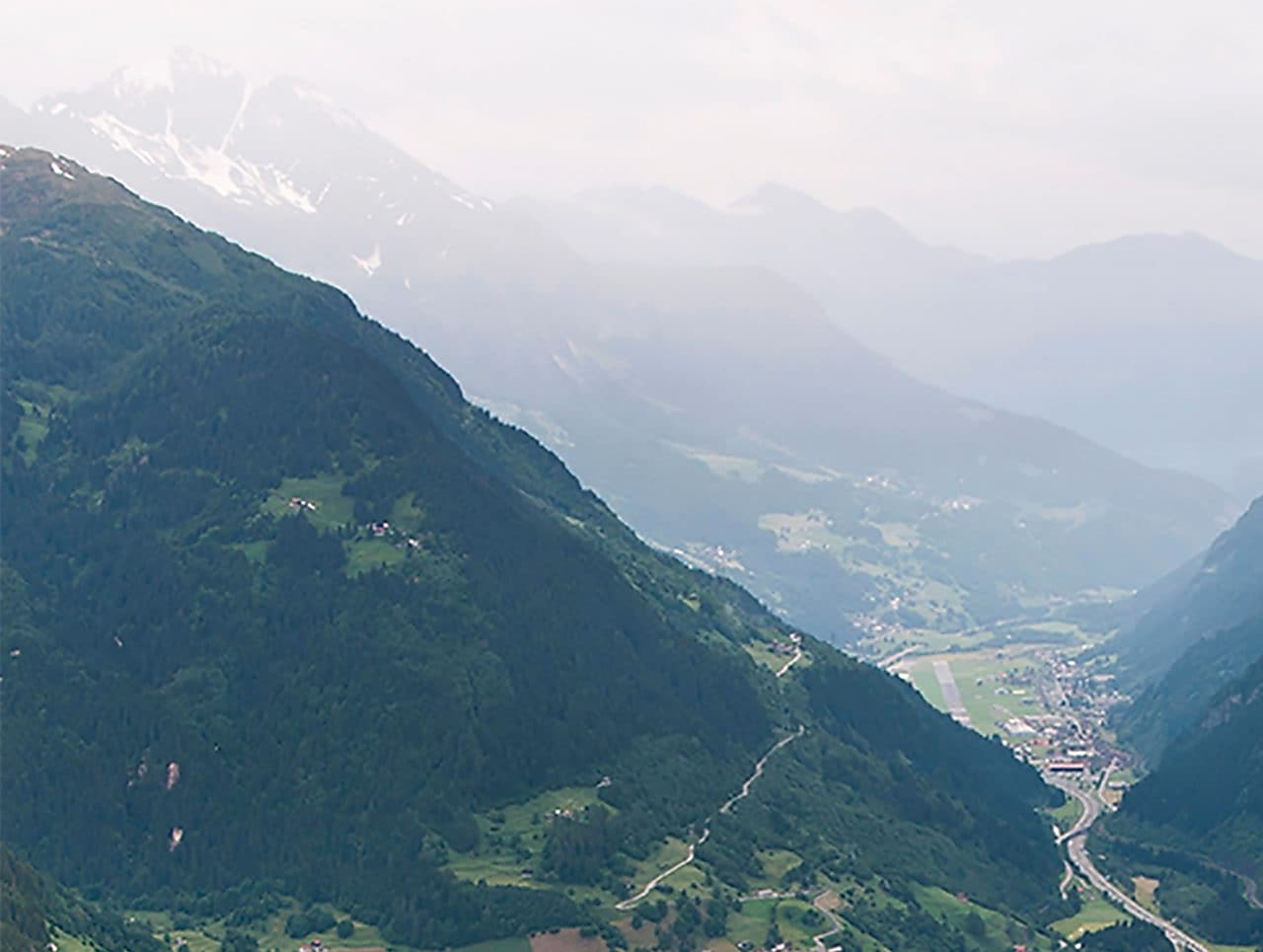 美丽景色下，山谷之间的道路