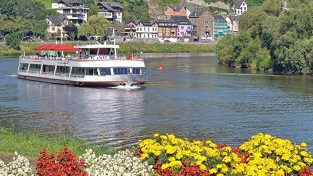 欧洲城市美丽风景环绕下的水中的小船