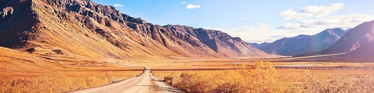 包围在崇山峻岭之中的空旷土路